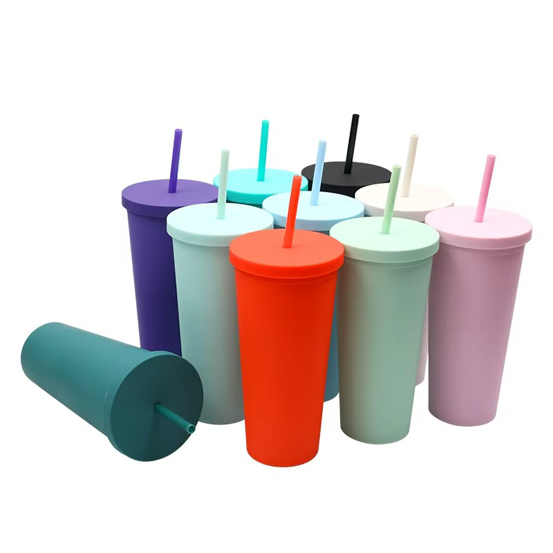 710 ml de vaso de plástico de color múltiple aislado 710 ml de vaso de plástico de color múltiple aislado