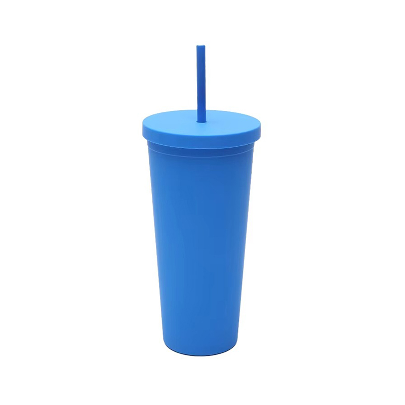 710 ml de vaso de plástico de color múltiple aislado