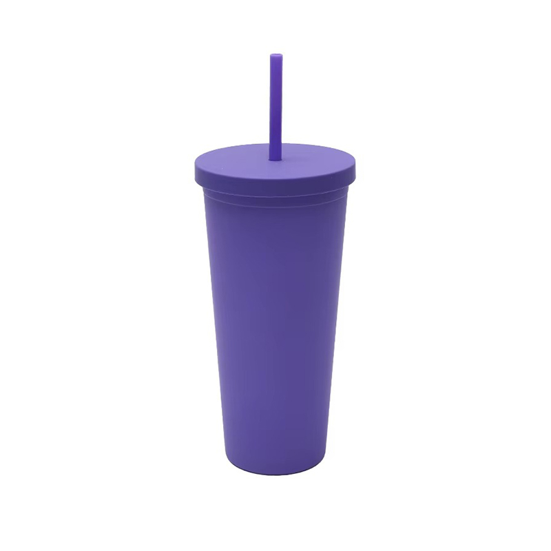 710 ml de vaso de plástico de color múltiple aislado