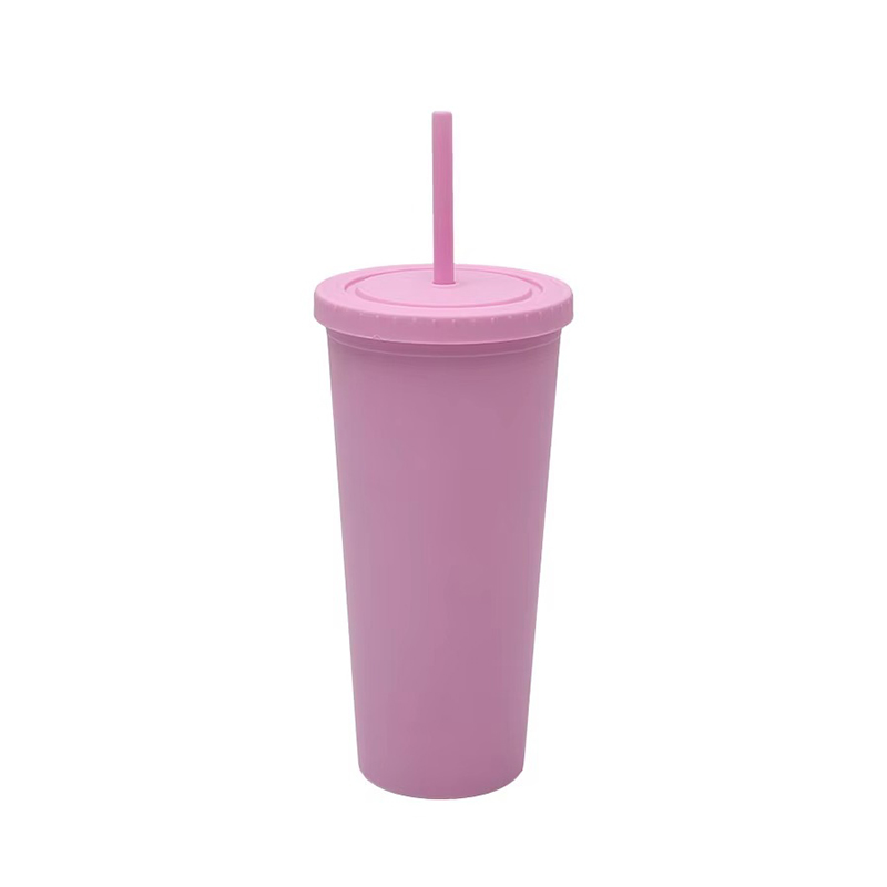 710 ml de vaso de plástico de color múltiple aislado