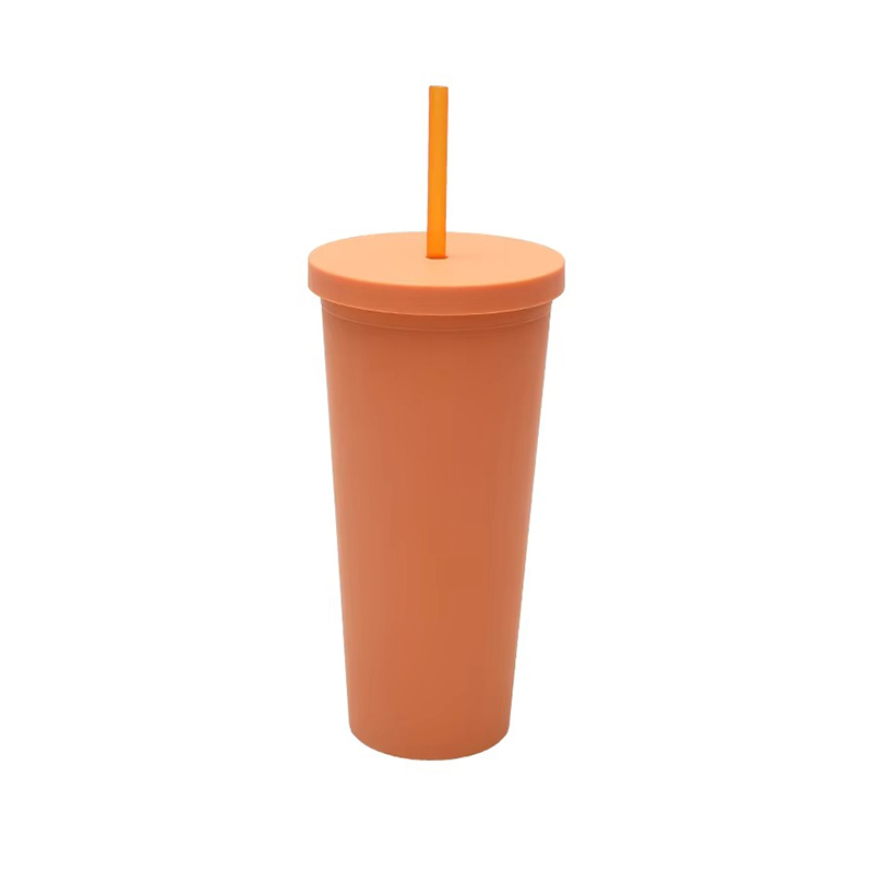 710 ml de vaso de plástico de color múltiple aislado