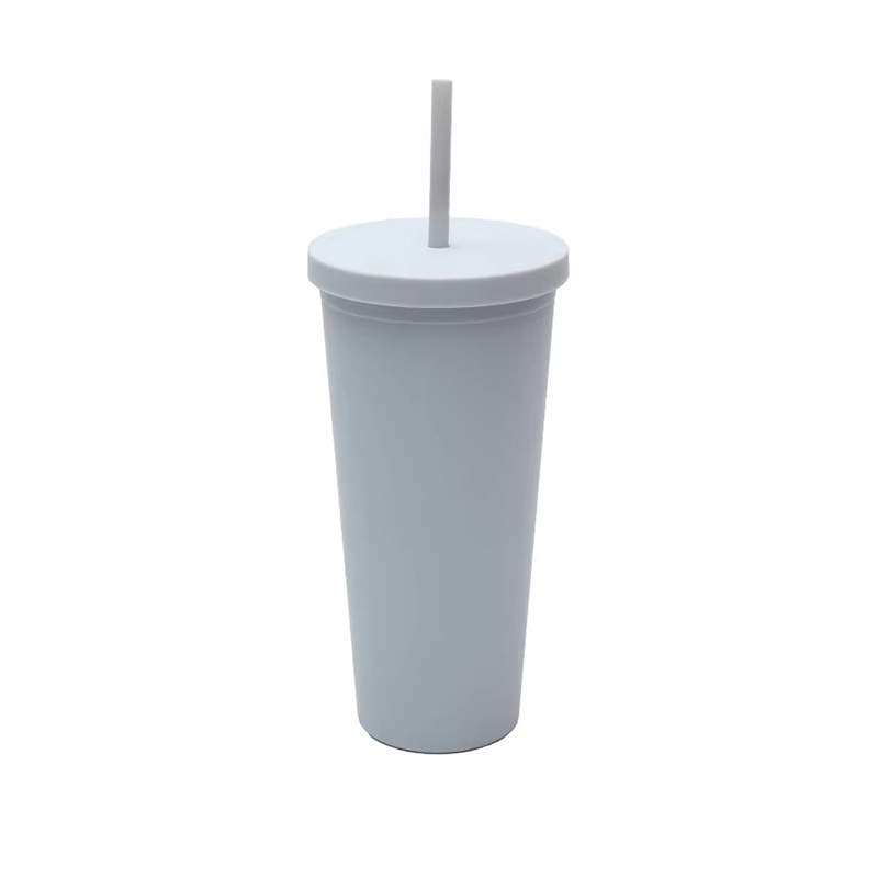 710 ml de vaso de plástico de color múltiple aislado