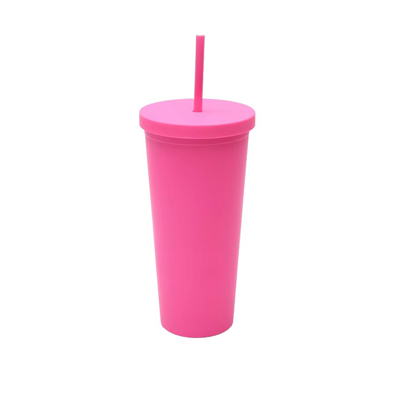 710 ml de vaso de plástico de color múltiple aislado