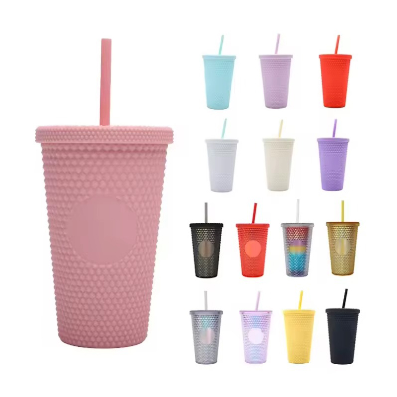 Tumbler de plástico brillante con tapa y paja