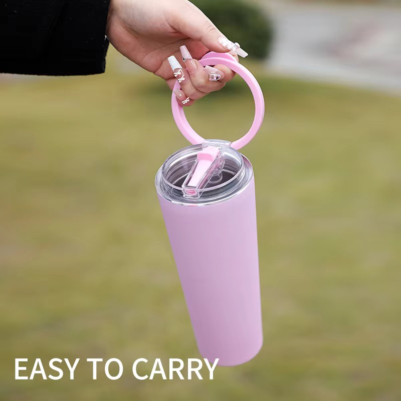 Manejar una taza de café de acero inoxidable de aislamiento con paja Manejar una taza de café de acero inoxidable de aislamiento con paja
