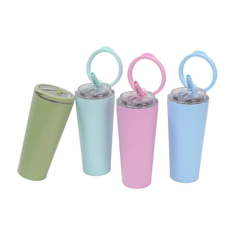 Manejar una taza de café de acero inoxidable de aislamiento con paja