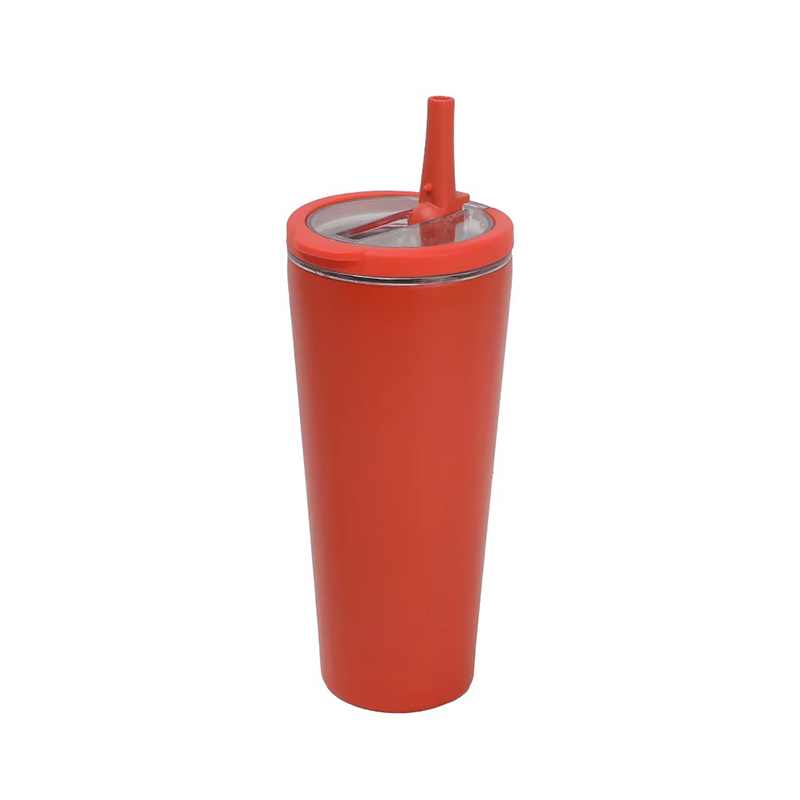Manejar una taza de café de acero inoxidable de aislamiento con paja