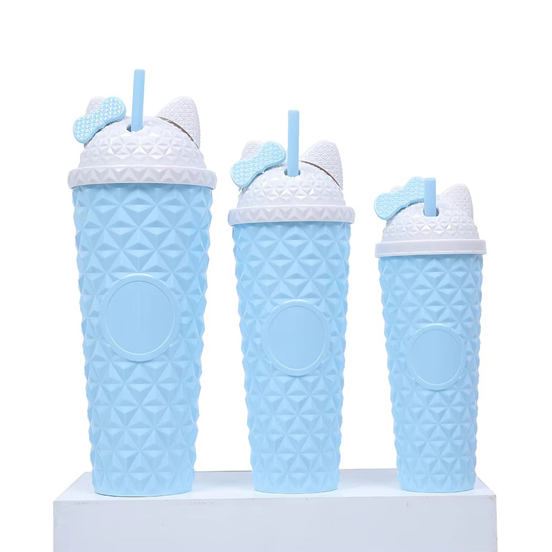 Gatitos de dibujos animados con tres vaso de plástico