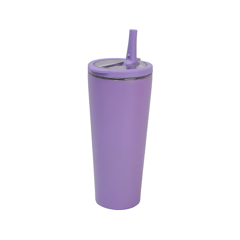 Manejar una taza de café de acero inoxidable de aislamiento con paja