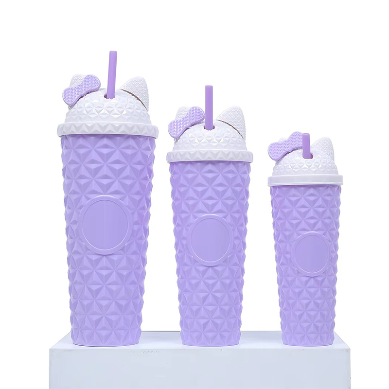 Gatitos de dibujos animados con tres vaso de plástico