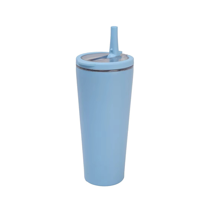 Manejar una taza de café de acero inoxidable de aislamiento con paja