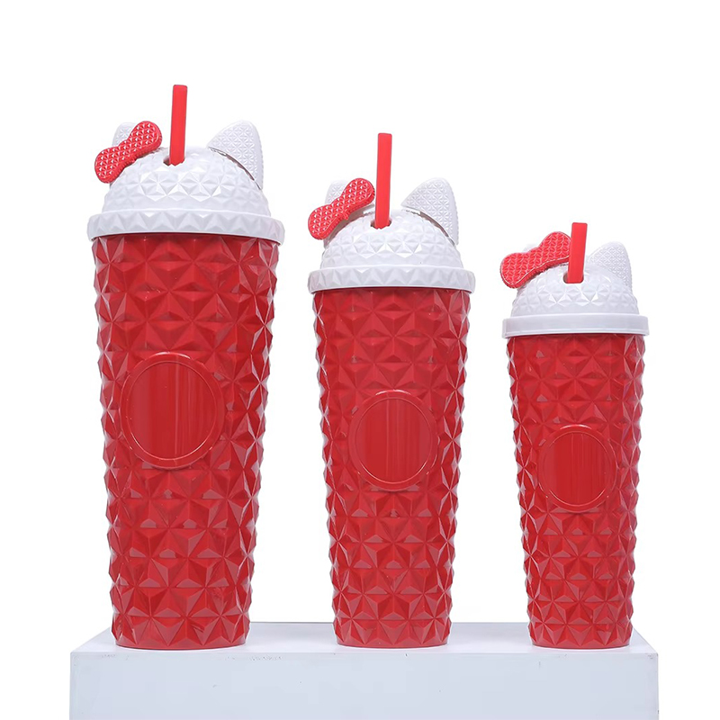 Gatitos de dibujos animados con tres vaso de plástico