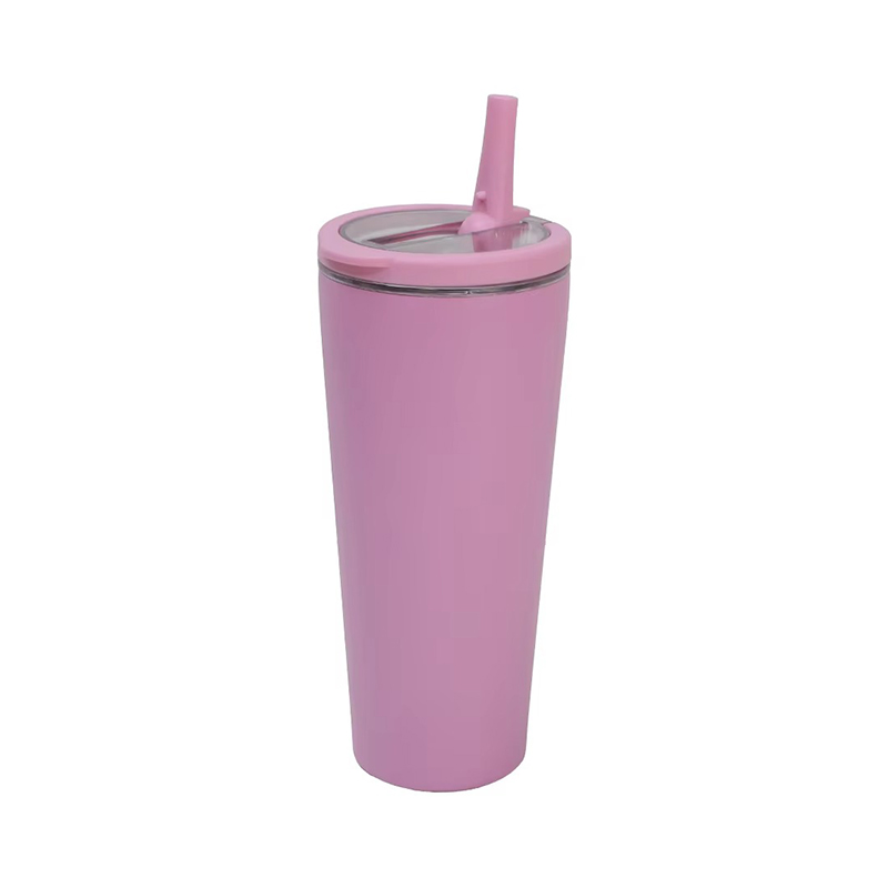 Manejar una taza de café de acero inoxidable de aislamiento con paja