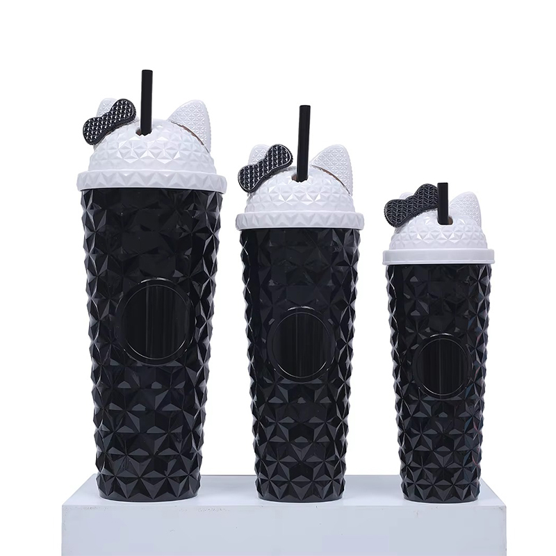 Gatitos de dibujos animados con tres vaso de plástico