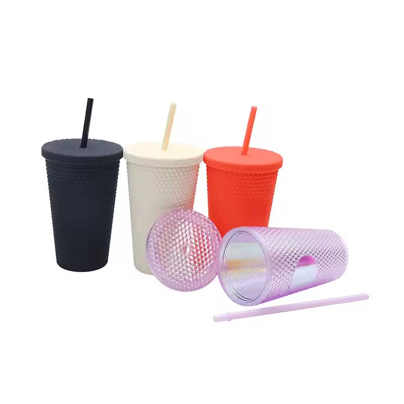 Tumbler de plástico brillante con tapa y paja