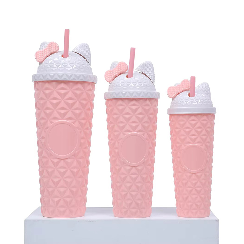 Gatitos de dibujos animados con tres vaso de plástico