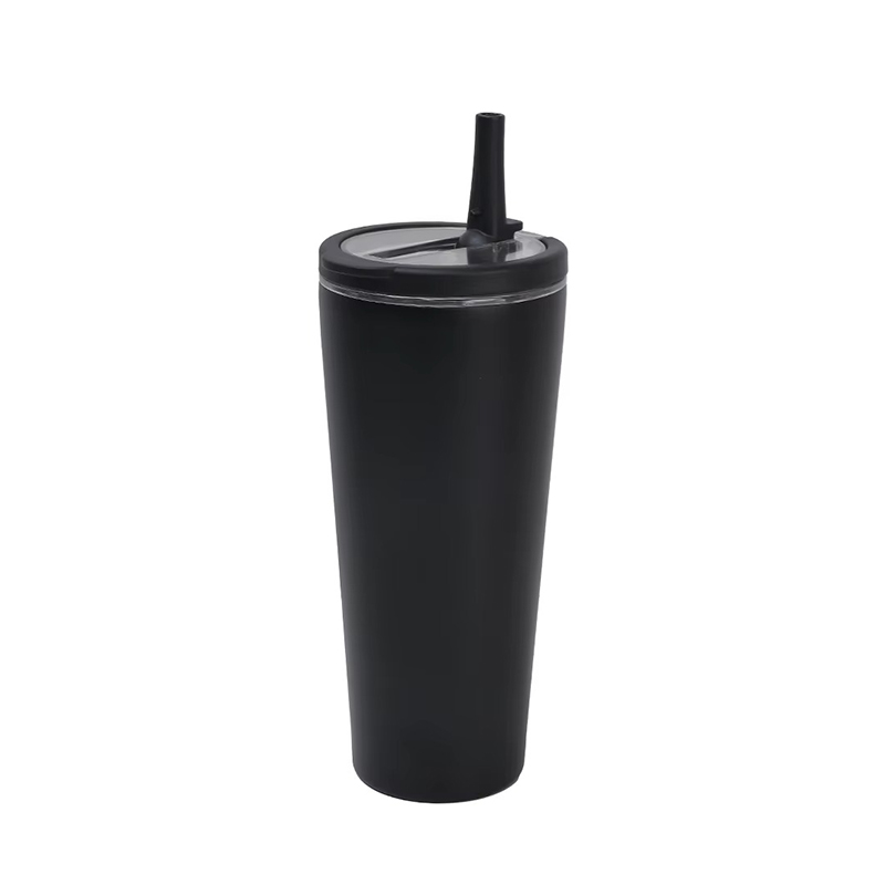 Manejar una taza de café de acero inoxidable de aislamiento con paja