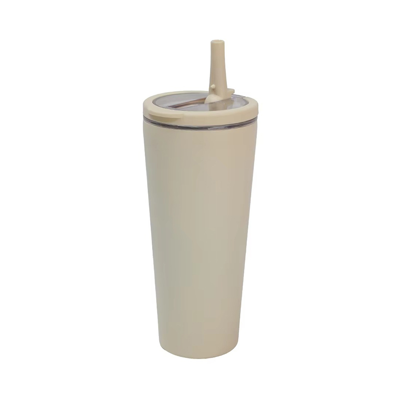 Manejar una taza de café de acero inoxidable de aislamiento con paja