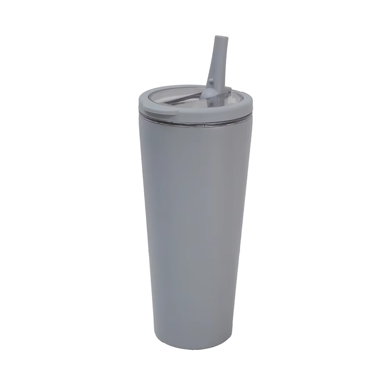 Manejar una taza de café de acero inoxidable de aislamiento con paja