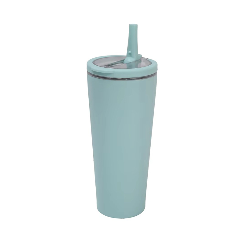 Manejar una taza de café de acero inoxidable de aislamiento con paja