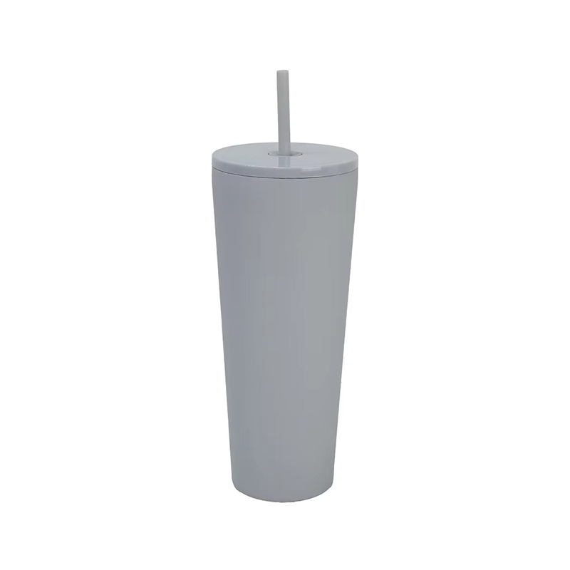 Tumbler con paja se convierte en un accesorio diario importante