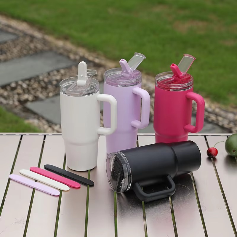 Tumbler de acero inoxidable con tapa de paja
