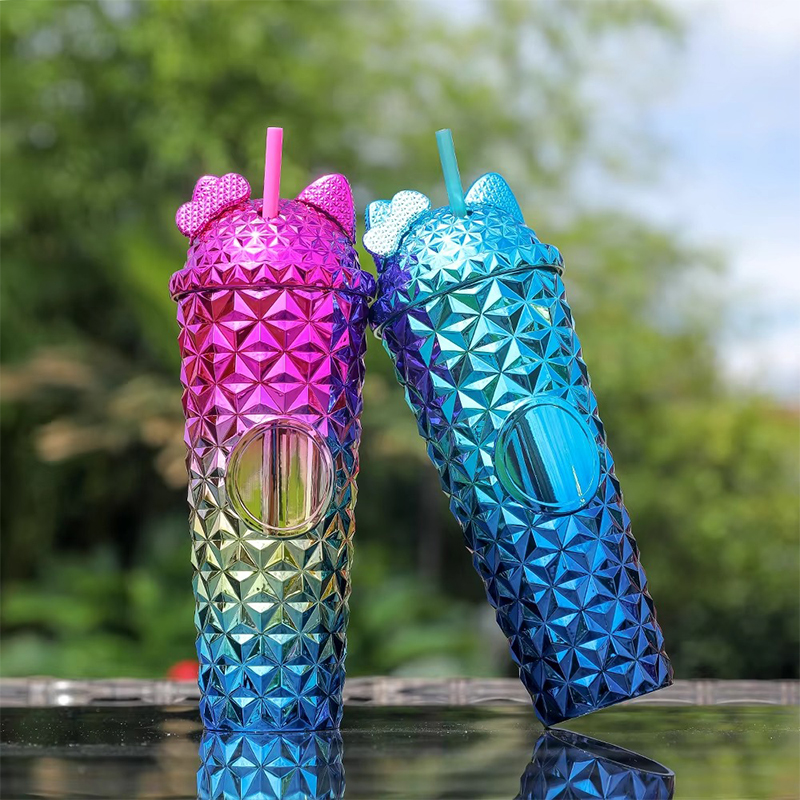 ¿Cómo crea un fabricante de vasos de plástico soluciones personalizadas para bebidas?