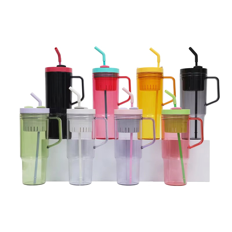 ¿Cómo crea un fabricante de tazas de plástico diseños personalizados duraderos?